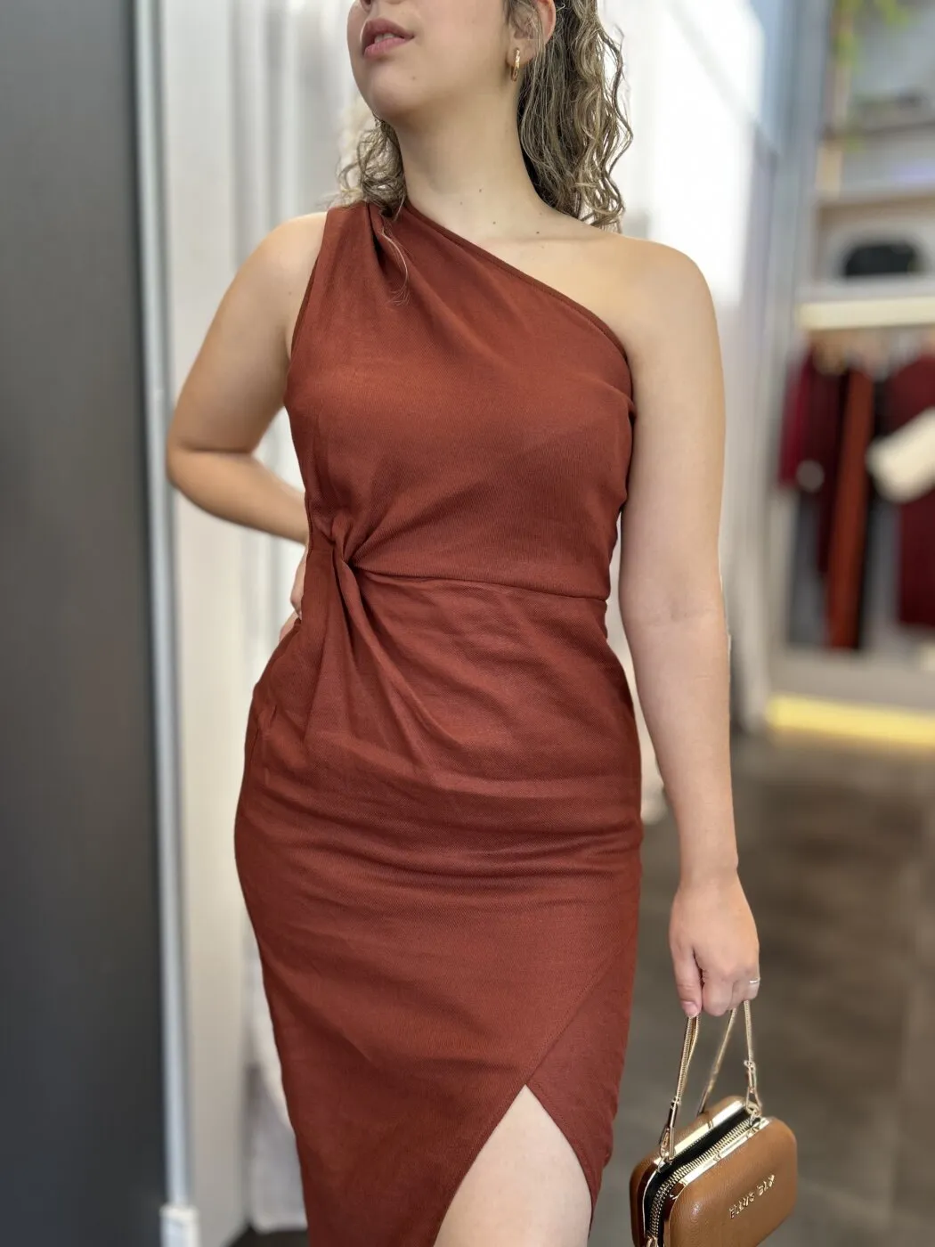 Vestido Linho Marrom Ombro só - Imagem 2